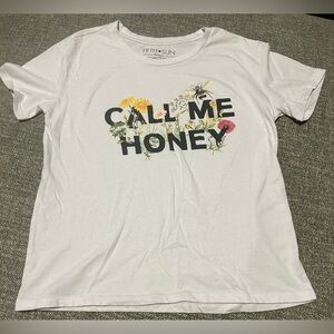 Call Me Honey Short Sleeve T Shirt Fifth Sun
Size Medium Light Pink
